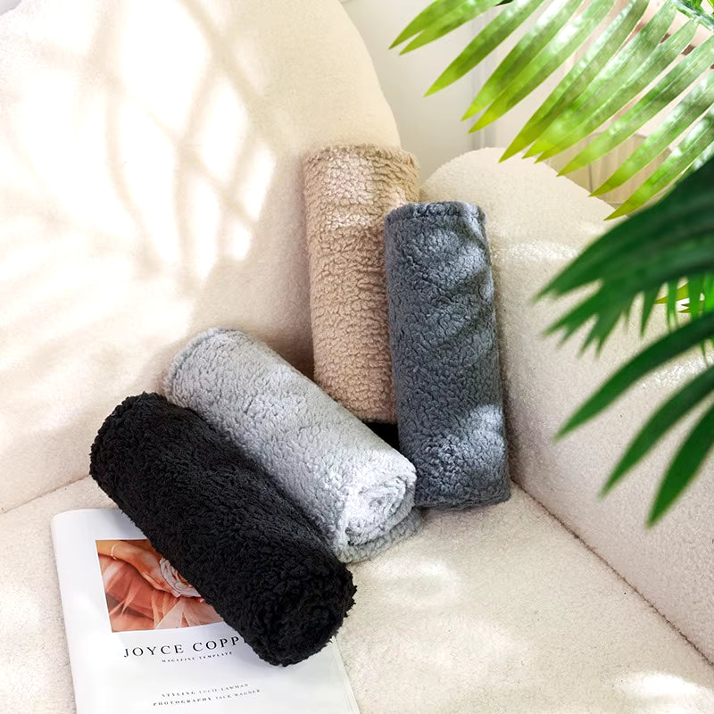Soft Comfortable Warm Pet Sleeping Blanket Flannel Lambskin Dog Blanket Thicken Waterproof Cats and Dogs Mat Dog Accessories